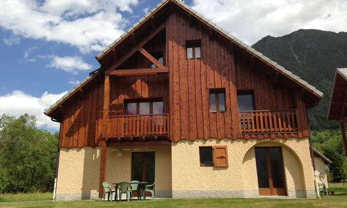 La Chapelle-en-Valgodemard Apartment | 4/6 person duplex apartment in chalet, balcony, swimming pool
