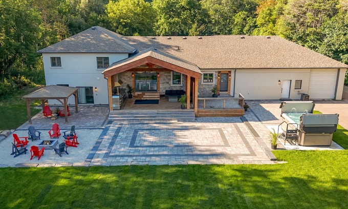 Barrie House | 4 Acre Estate | 7 Bedrooms | Sleeps 20 | 5min to Downtown