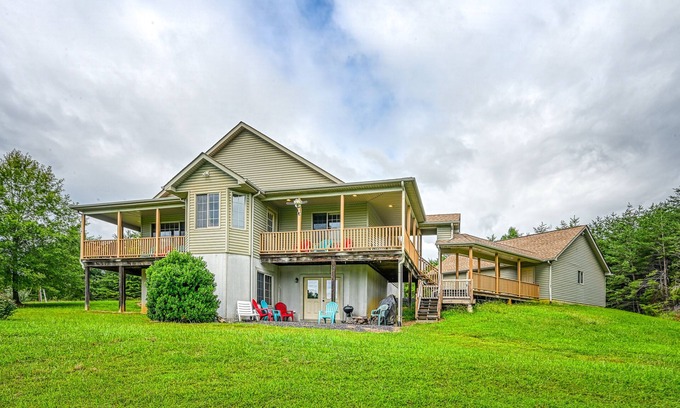 Livingston House | +4 acre lakefront retreat with private boat slip, wraparound porch, grill, & W/D
