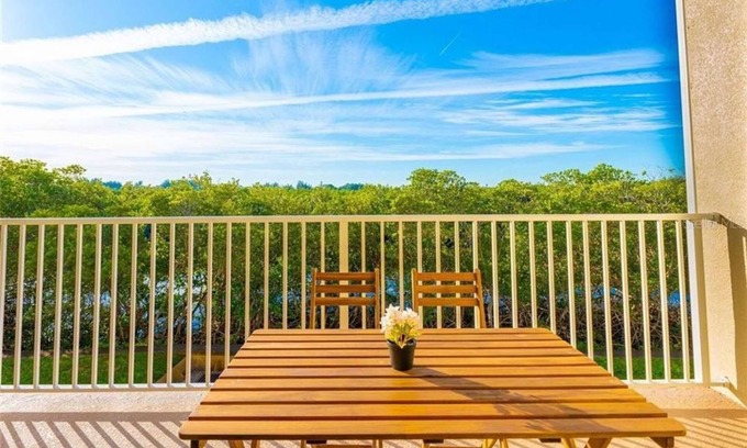 Ruskin House | 4 Balconies! | Modern Decor | Great Resort Amenities | Sleeps 6