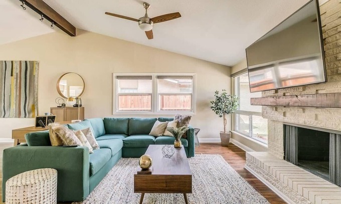 Northwest Dallas House | 4-BD/3-BA Chic Timeless Elegance - 15 Mins to DT
