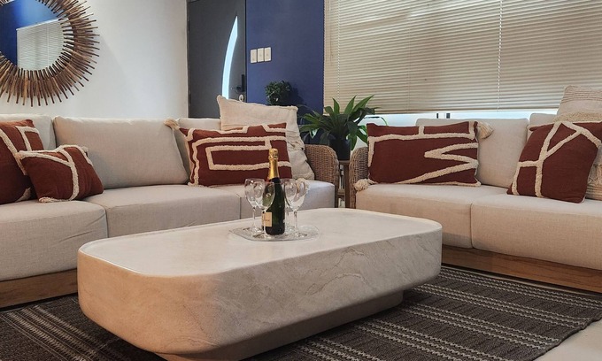 The Gardens House | 4 BDR Gardens Escape Inner City Townhouse with Secure Parking and Spa