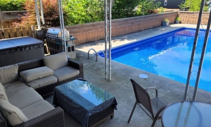 Port Stanley Cottage | 4+BDR Riverfront Retreat with Private Pool and Yard