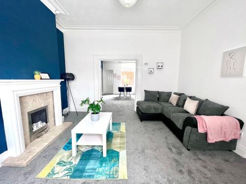 Sunderland House | 4 Bdrm 10 Min Walk To Hospital