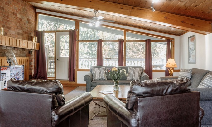The Blue Mountains Cottage | 4 bdrm Cottage@Blue Mountain, Private Beach Access/BBQ/Pets OK/Near the Village