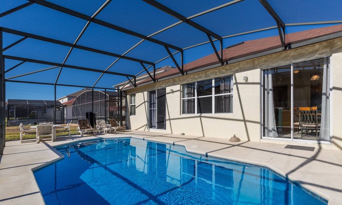 Windwood Bay House | 4 BDRM,GAME ROOM,2 MASTER BDRMS,2 LIV RMS.10MIN TO DISNEY. PRV POOL SUN ALL DAY