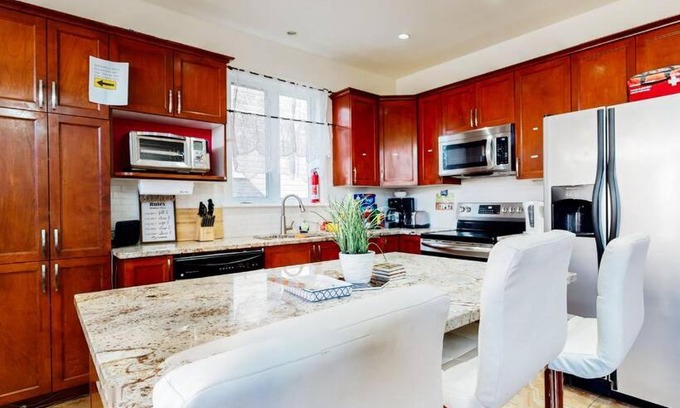 Ottawa Division Apartment | 4 Bdrm House in a GREAT Location