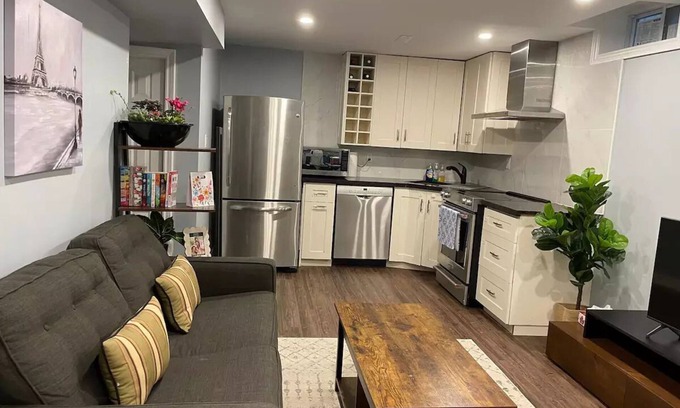 Mississauga House | 4-bdrm, king & bunkbed, park behind, trails nearbyn