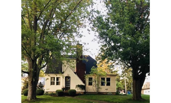 Huron House | 4 BDRM Lake House - Private Beach - Cedar Point! Sleeps 12