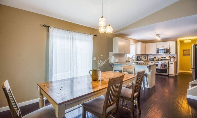 Larkspur House | 4 Bed/2.5 Bath, Pet Friendly, Midtown Bend!