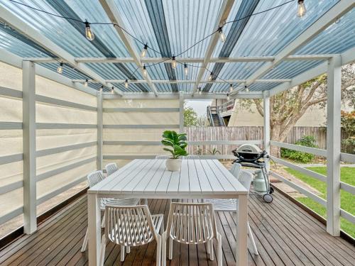 Tomakin House | 4-Bed Beach House with Garden & Alfresco Dining