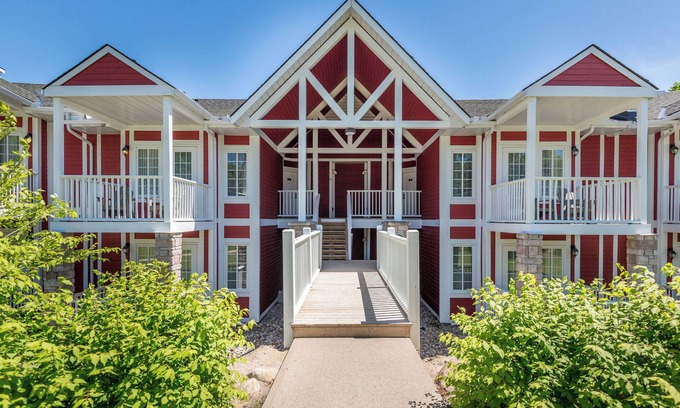 Oro-Medonte Condo | 4-Bed Country Club Haven with Pool, BBQs, and Moren