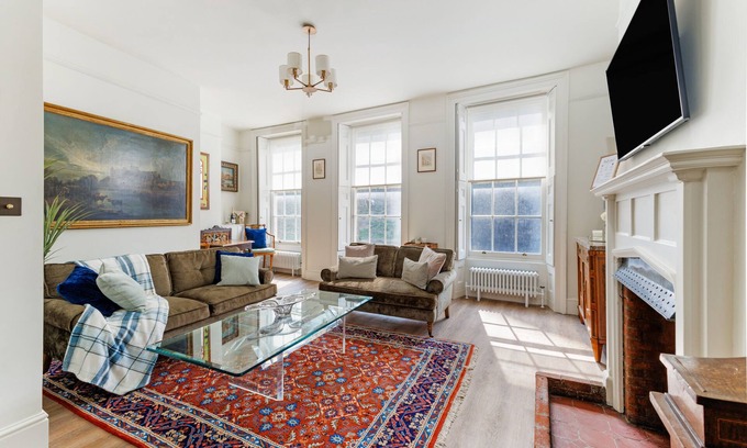 Windsor City Centre Apartment | 4 Bed Deluxe Apartment with beautiful Castle View