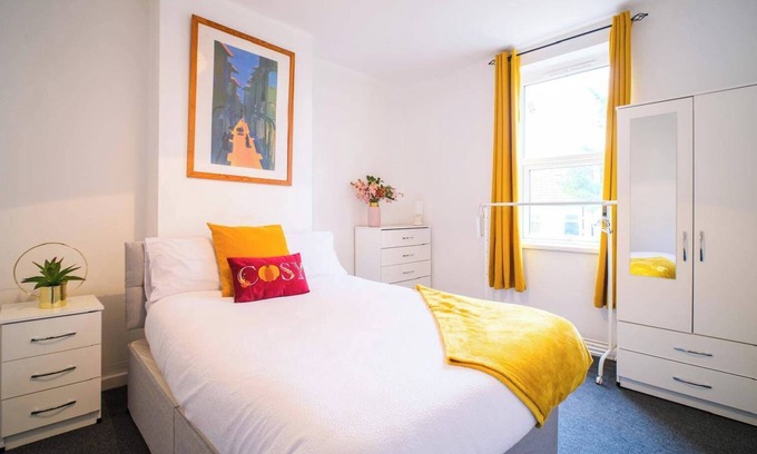 Hanham House | 4 Bed House Sleeps 7-Free Parking- Contractors