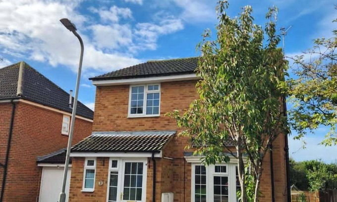 Buckingham House | 4 Bed House - Sleeps 8 - Parking - Garden - Wifi