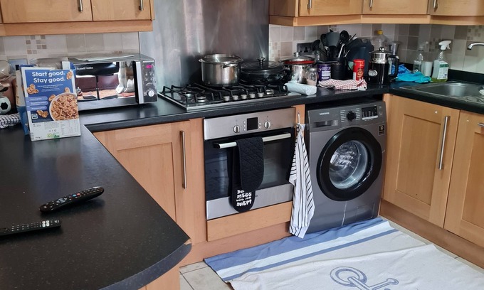 Sherborne St. John House | 4 Bed house with 4 cozy en-suites, large kitchen, 15 mins walk from hospital