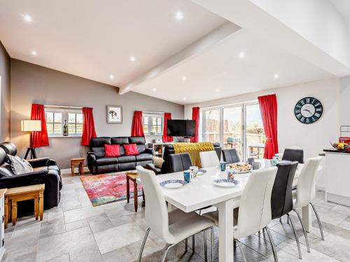 Wedmore House | 4 Bed in Wedmore 58843