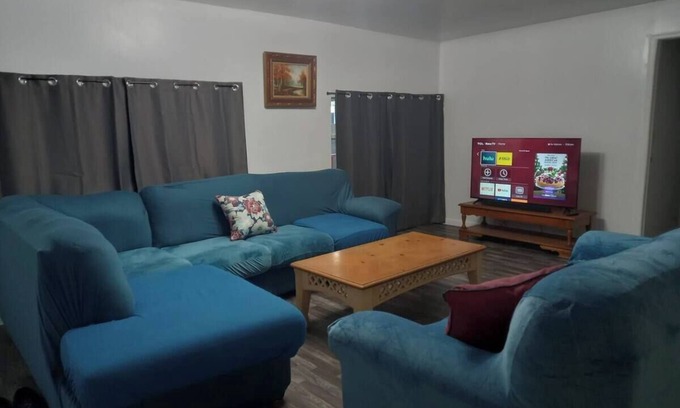Fellowship House | 4-Bedroom 2 Bath -Ocala Retreat - King Beds, Good For Groups - Sleeps 10 - Quiet