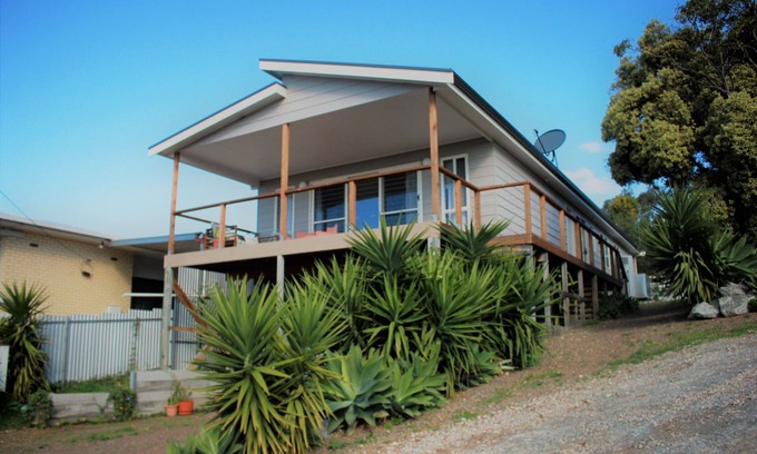 Port Lincoln House | 4 Bedroom 2 Bathroom Elevated & Modern Home - Sweeping views + Free Wifi!