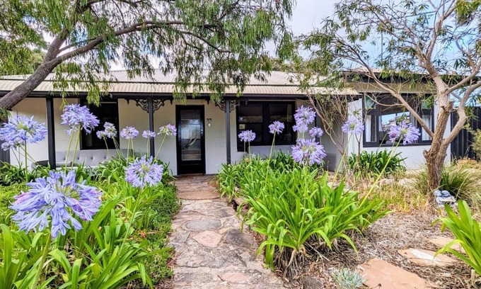 Brownlow Ki House | 4 bedroom 2 Bathroom Aircon beach front Pet Friendly Kingscote/Brownlownwifi