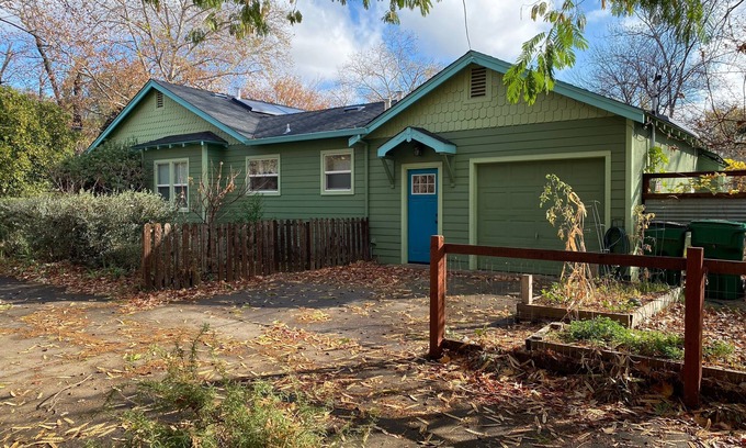 Chico House | 4 Bedroom 2 Bathroom private house close to Chico State and Enloe Hospital