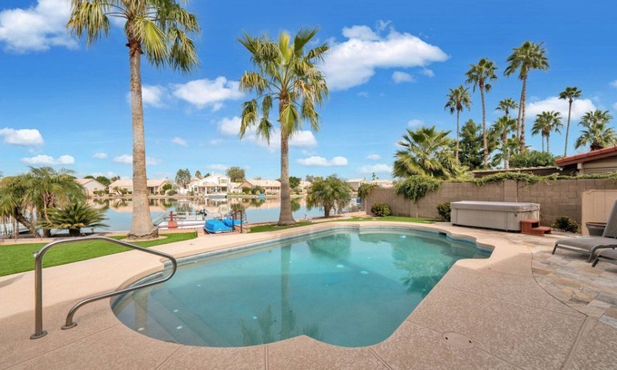Avondale House | 4 Bedroom 3 Bathroom on the Lake! 3 Queen Beds!