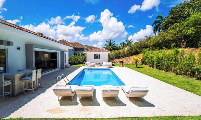 Urbanizacion Tavarez Villa | 4-bedroom, 4-bathroom villa, private pool/parking/billiard/BBQ, near everything