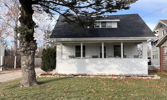 Cedar Rapids - Iowa City House | 4 Bedroom, 6 Bed, 2 Bathroom 2 Story Spacious Home NW Side of CR