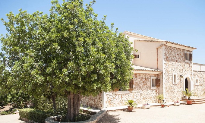 S'alqueria Blanca House | 4 bedroom accommodation in Porto Pet