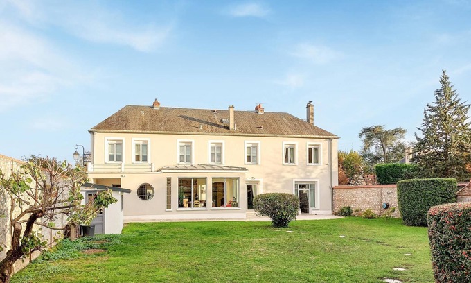 Etrechy House | 4 bedroom accommodation in Étréchy