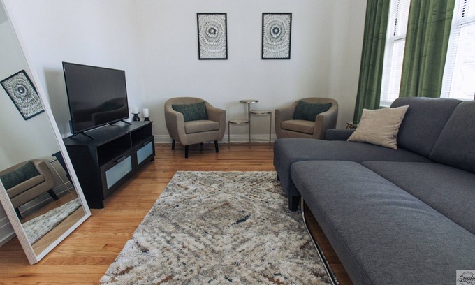 Pulaski Park Apartment | 4 Bedroom Apartment - 10 Minutes from Downtown