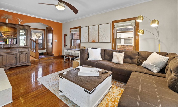Toledo House | 4 Bedroom Boho Home. 5-10 minutes from all the hot spots!