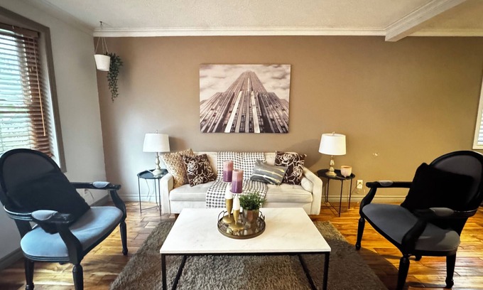 Lakeview House | 4 Bedroom Bungalow In Lakeview Mississauga With 2 Parkings
