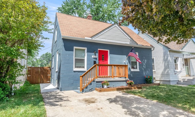 Center Line House | 4 Bedroom Bungalow in the "Heart of Metro Detroit"