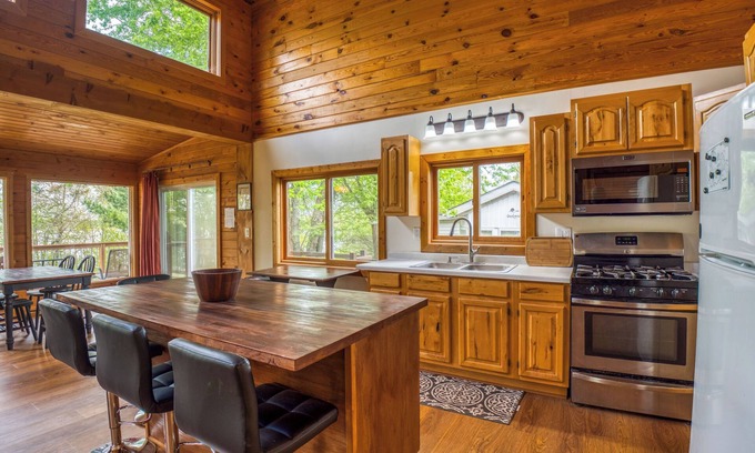 Puposky Cabin | 4-bedroom cabin in Beautiful Bemidji with AC, WiFi, Game room, 2 kitchens