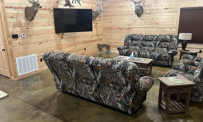 Moscow Cabin | 4 bedroom cabin in gated hunting property-5 minutes from Saracen Casino