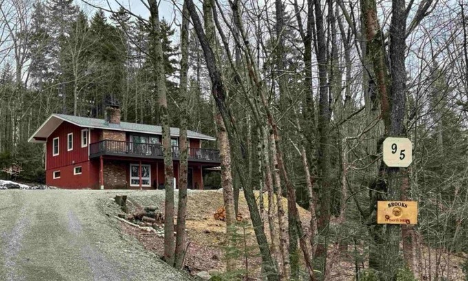 Wilmington Ski Chalet | 4-bedroom chalet with outdoor hot tub in lovely Wilmington with WiFi