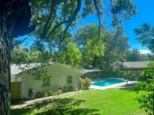 Clearwater House | 4 Bedroom Clearwater Vacation Home with Amazing Backyard