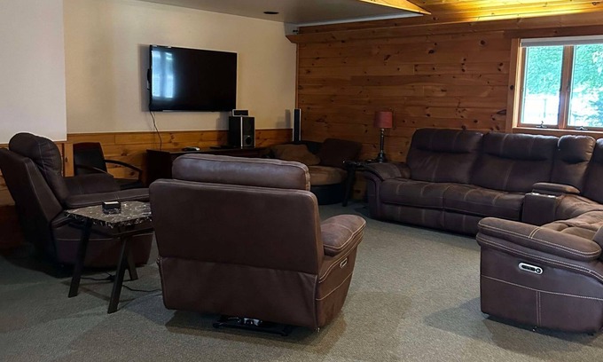 Gresham Condo | 4 Bedroom Condo w/Transportation to NFL Draft 2025