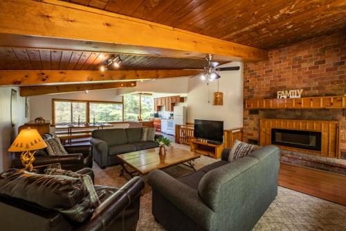 The Blue Mountains Ski Chalet | 4 Bedroom Cottage near The Village, Private Beach Access, BBQ, Petfriendly