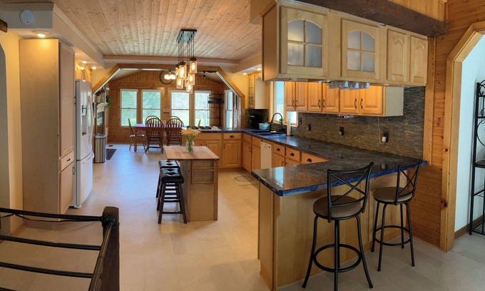 Town of Sullivan House | 4 Bedroom Country Bliss with Rooftop Lounge Loft