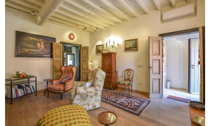 Old Town Apartment | 4 Bedroom Cozy Apartment In Mantova