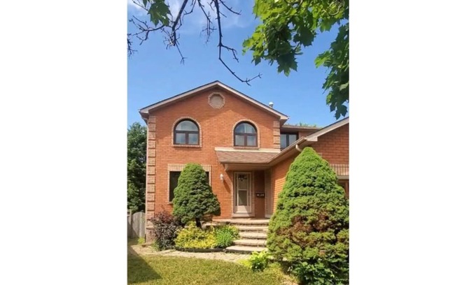 Barrie House | 4 bedroom cozy home with leaving space and Barrie Lakeshore