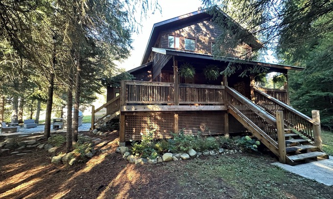 Ymir House | 4-Bedroom Farmhouse with Mountain Views 20 Minutes Away from Nelson, BC