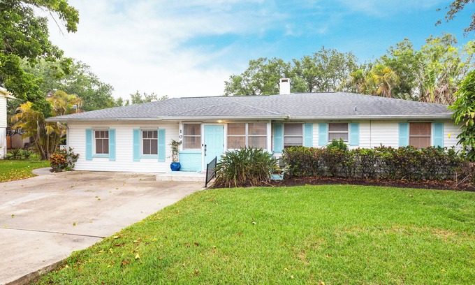 Osprey House | 4-bedroom heated pool house 5 minutes to the beach