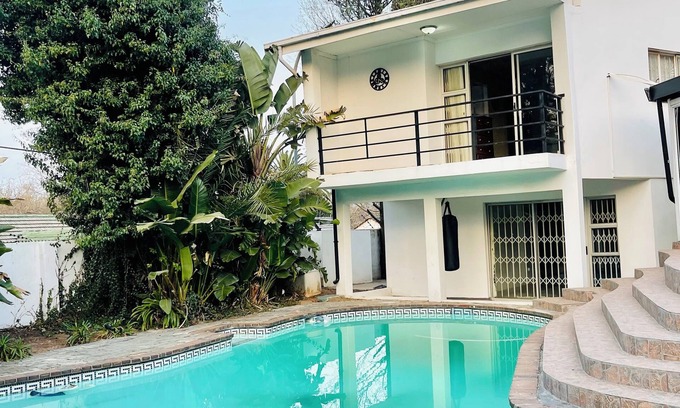 Greater Johannesburg Metropolitan Area House | 4-bedroom house in fabulous Johannesburg South with free WiFi, fitness room