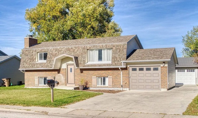Gillette House | 4 bedroom home close to camplex, airport and shopping