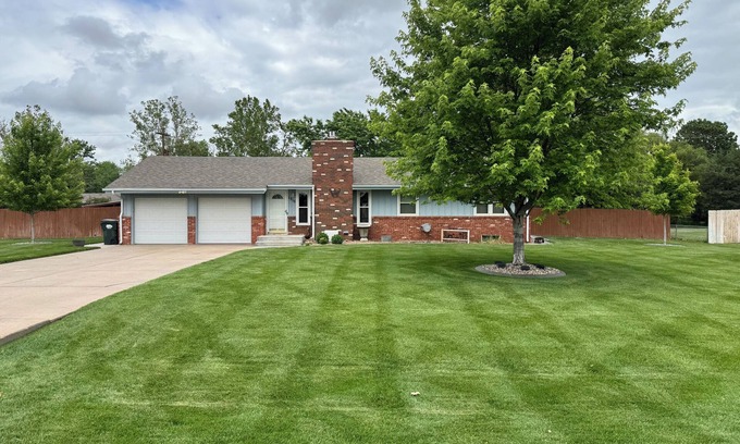 Hutchinson House | 4-bedroom home in Hutchinson with beautiful yard and patio. Pet friendly! Enjoy!