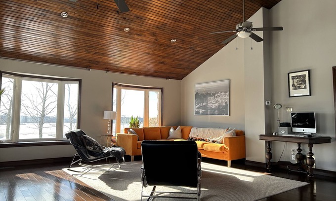 Lincoln House | 4 Bedroom Home with INDOOR Hot Tub and Pool in Wine country-Niagara Benchlands!