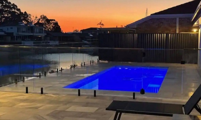 Port Macquarie House | 4 Bedroom House situated on the Canals @ Port Macquarie close to Shopping/Dining